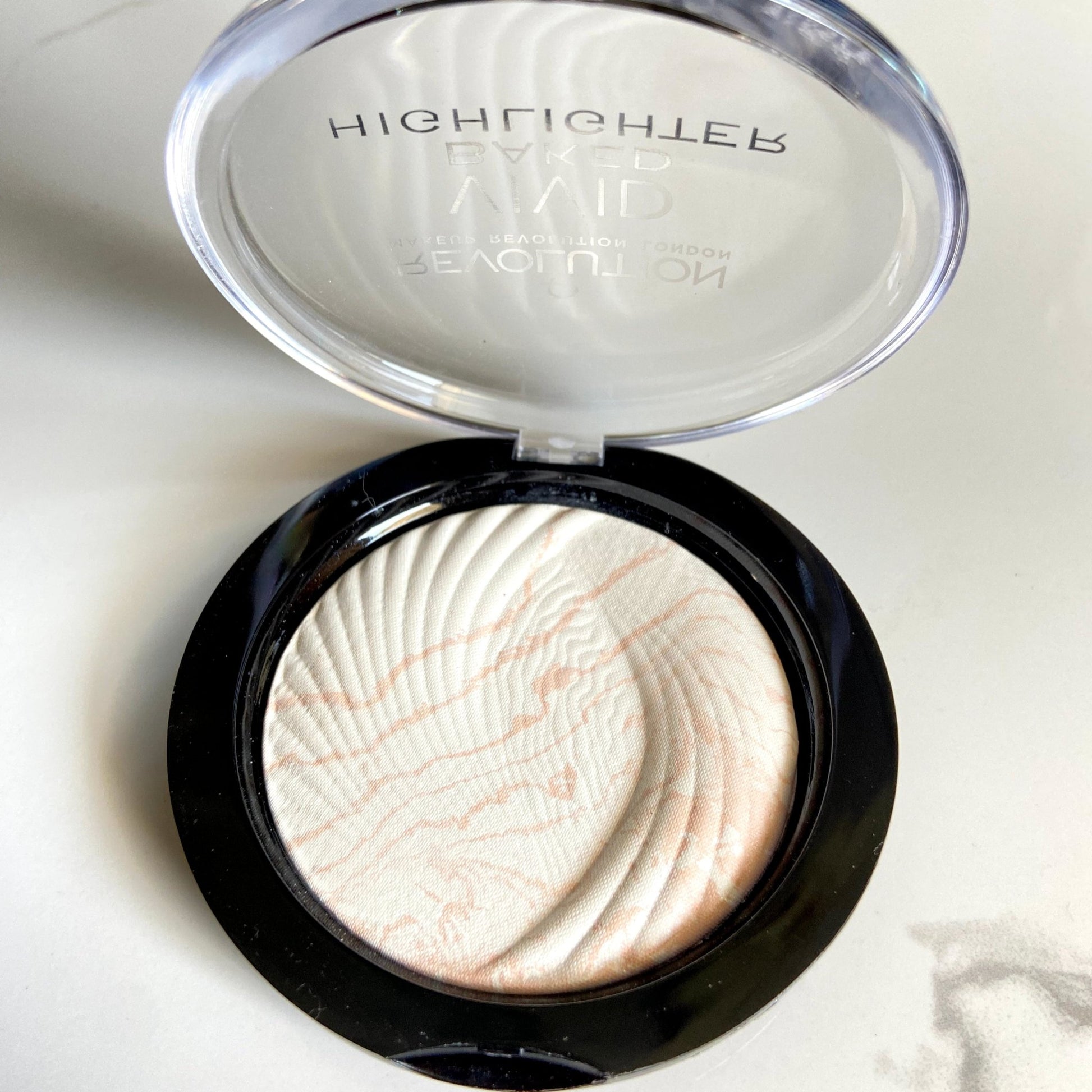 Highlighter MAKEUP REVOLUTION Vivid Baked Matte Lights - Lotshop.pk
