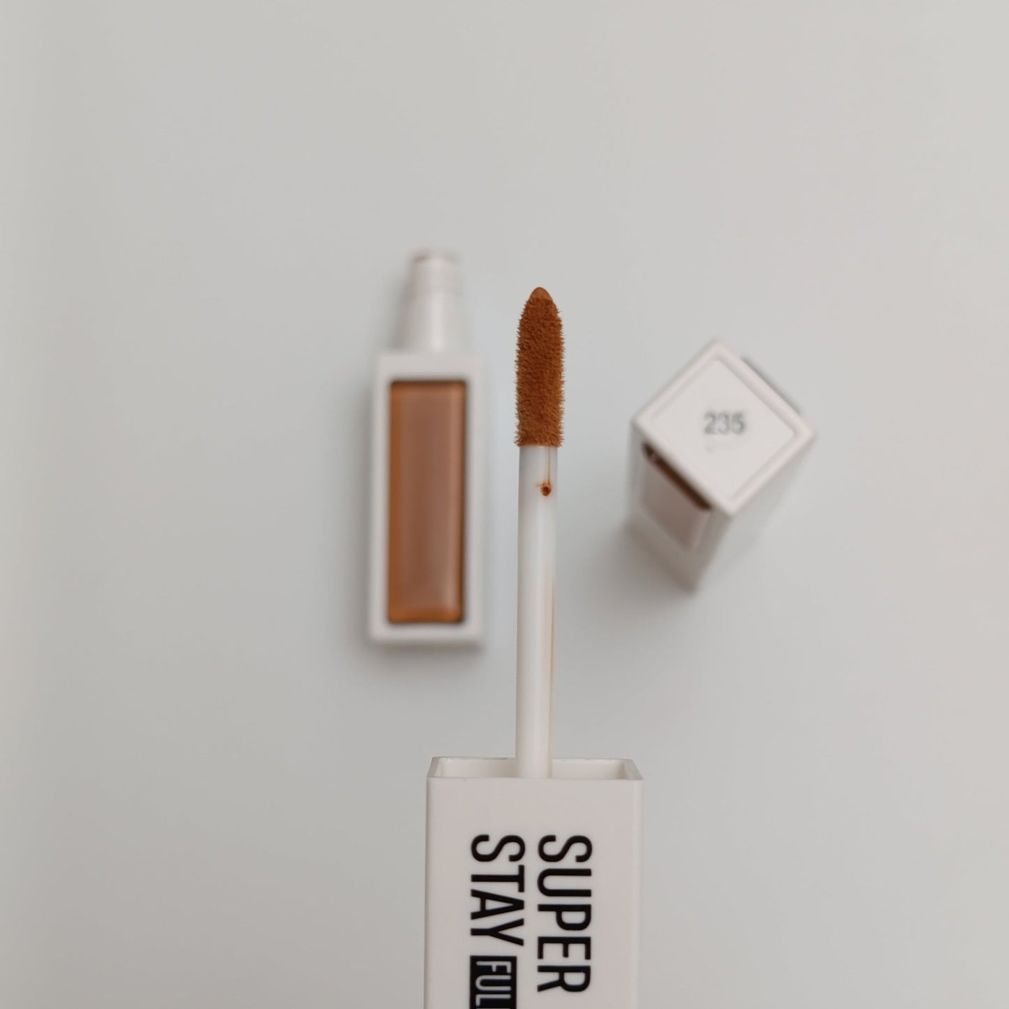 π Huda Beauty Instant Age Rewind Concealer β Full Coverage, Bye Bye Face Spots - Lotshop.pk