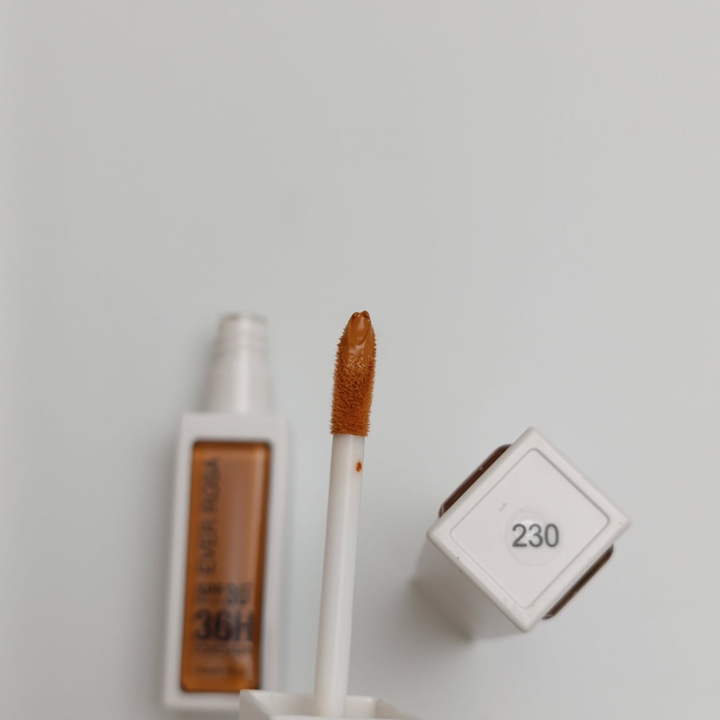 π Huda Beauty Instant Age Rewind Concealer β Full Coverage, Bye Bye Face Spots - Lotshop.pk