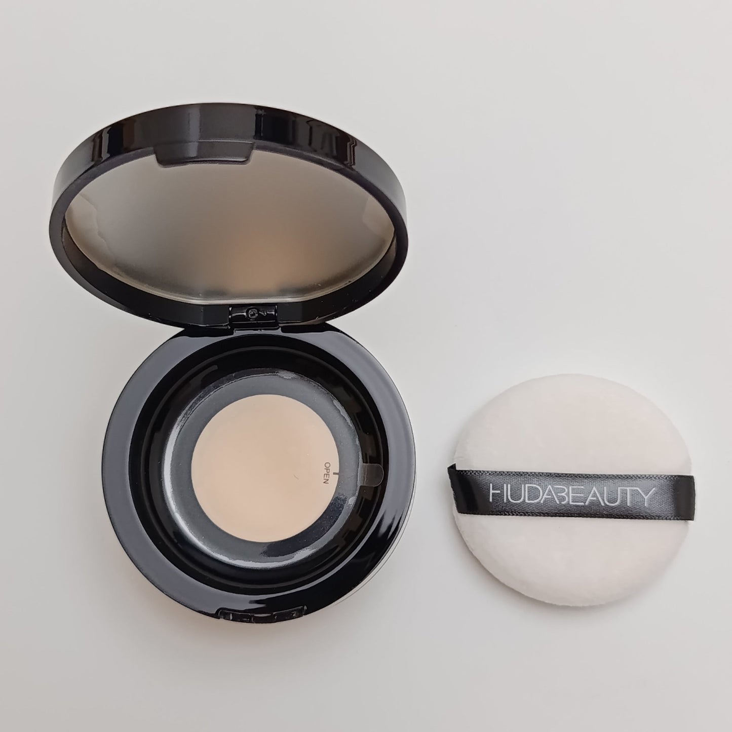 Huda Beauty Loose Powder – Luxury Ultrafine Setting Powder - Lotshop.pk