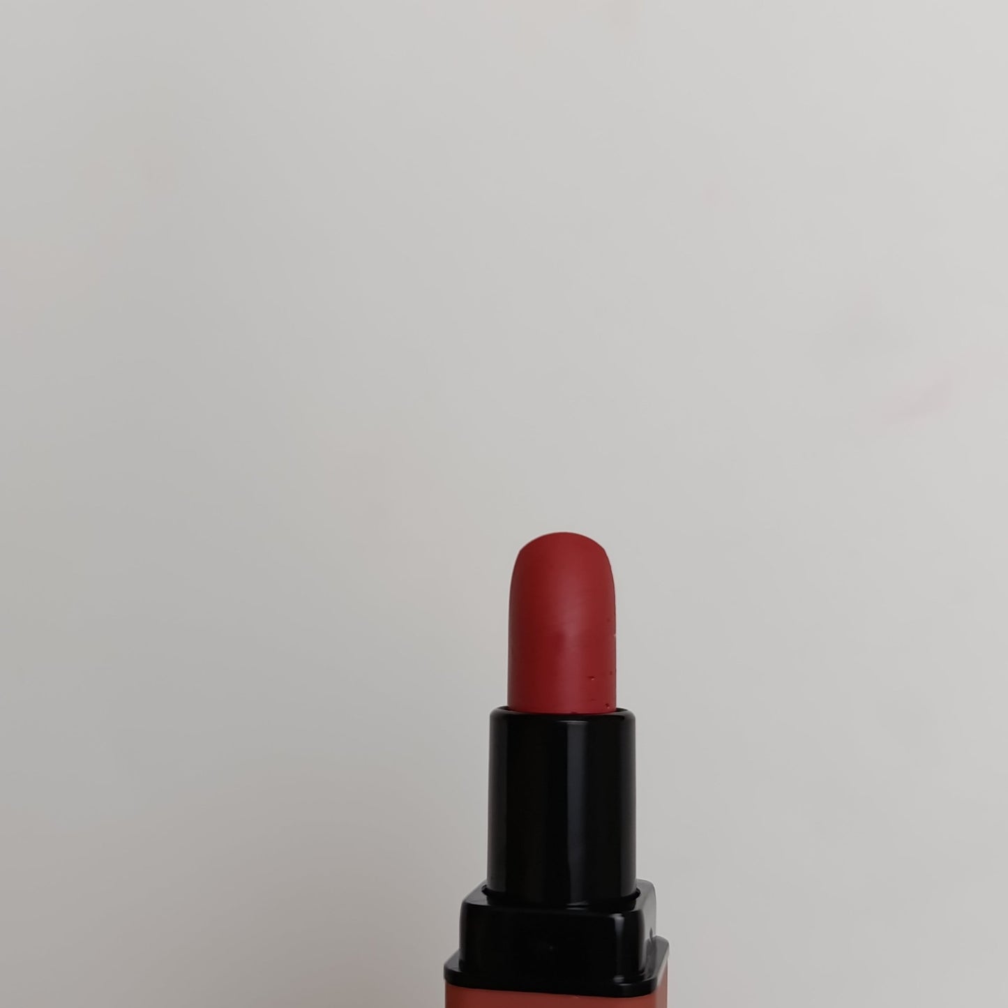 ๐ Huda Beauty Matte Lipstick โ 24 Hour Waterproof, Long Lasting & Bold Shades - Lotshop.pk
