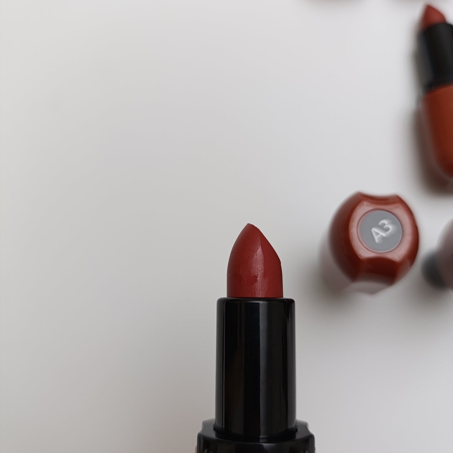 Huda Beauty Super Matte Chocolate Lipstick – Original Long Lasting Formula