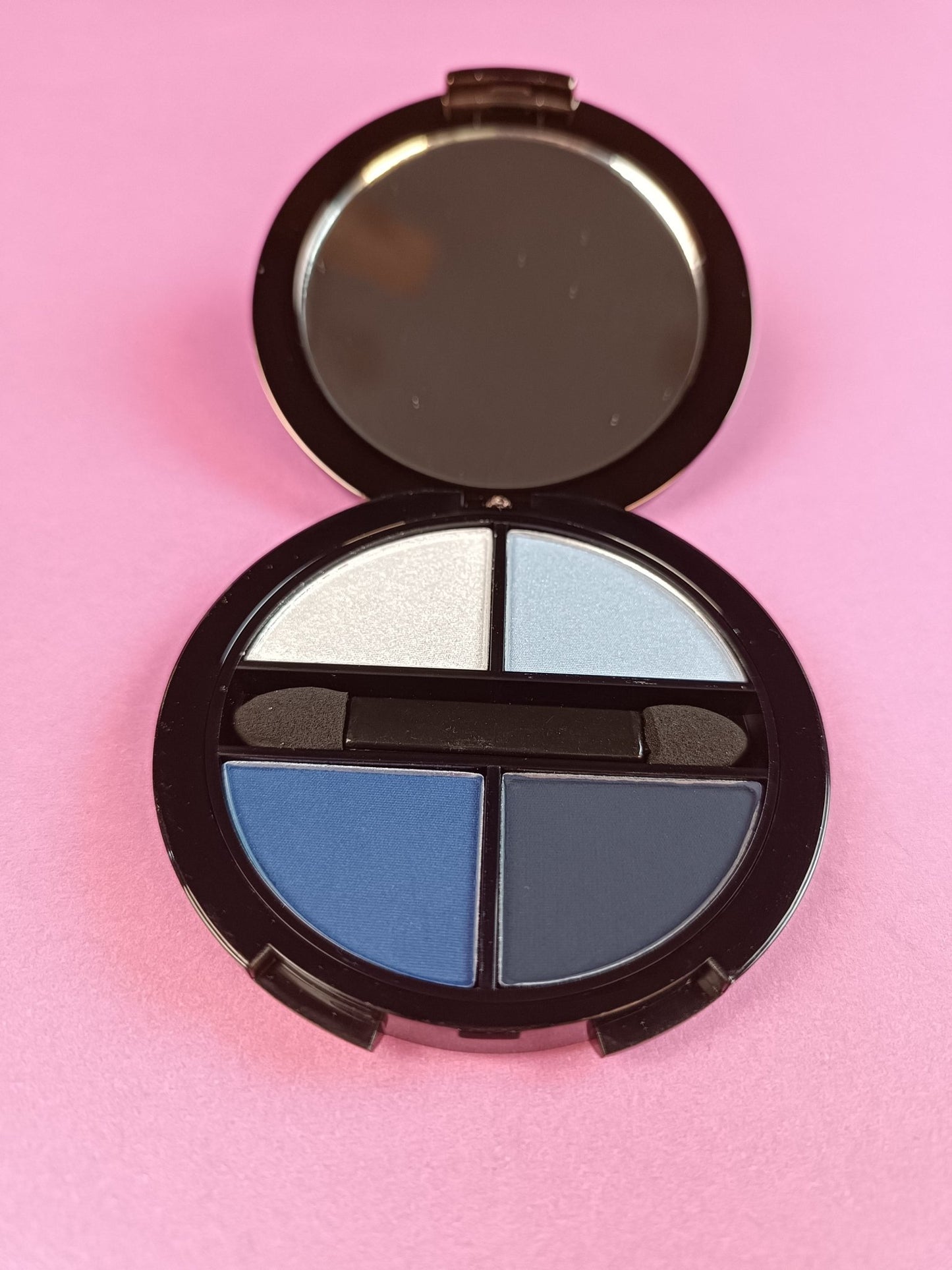 CHIC ZONE Radiant Eyeshadow Quads 5.5g - Lotshop.pk