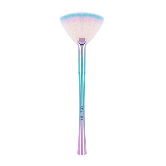 Docolor Fan Brush – Highlighter & Contour Makeup Brush | Soft Synthetic Bristles | Vegan & Cruelty - Free - Lotshop.pk