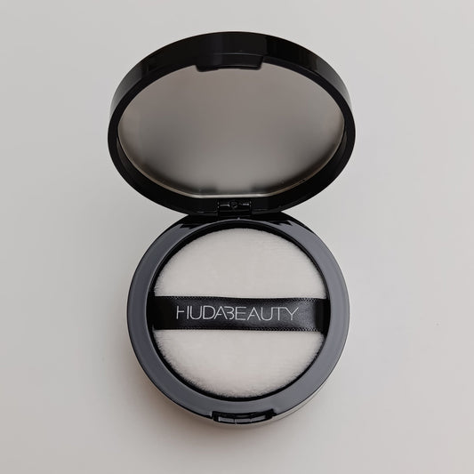 Huda Beauty Loose Powder – Luxury Ultrafine Setting Powder - Lotshop.pk