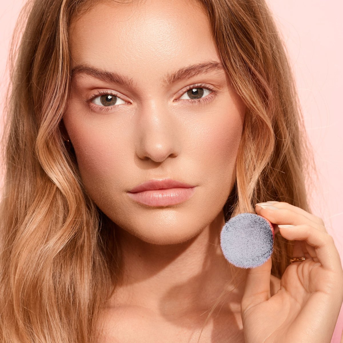 Real Techniques 259 Glow Round Base Makeup Brush – Flawless Foundation Buffing Brush - Lotshop.pk