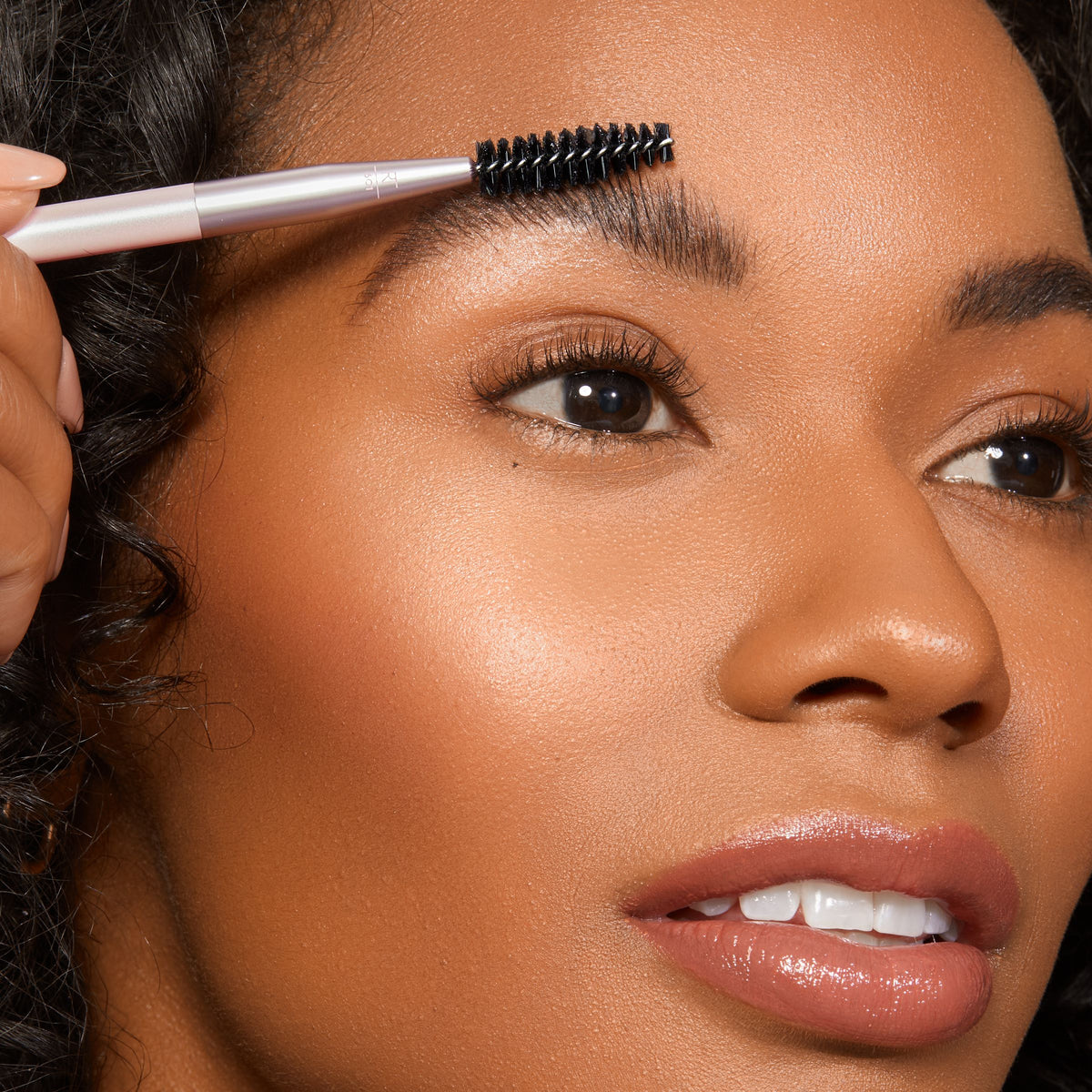 Real Techniques Dual-Ended Brow Brush 600 & 601 for precise eyebrow makeup in Pakistan