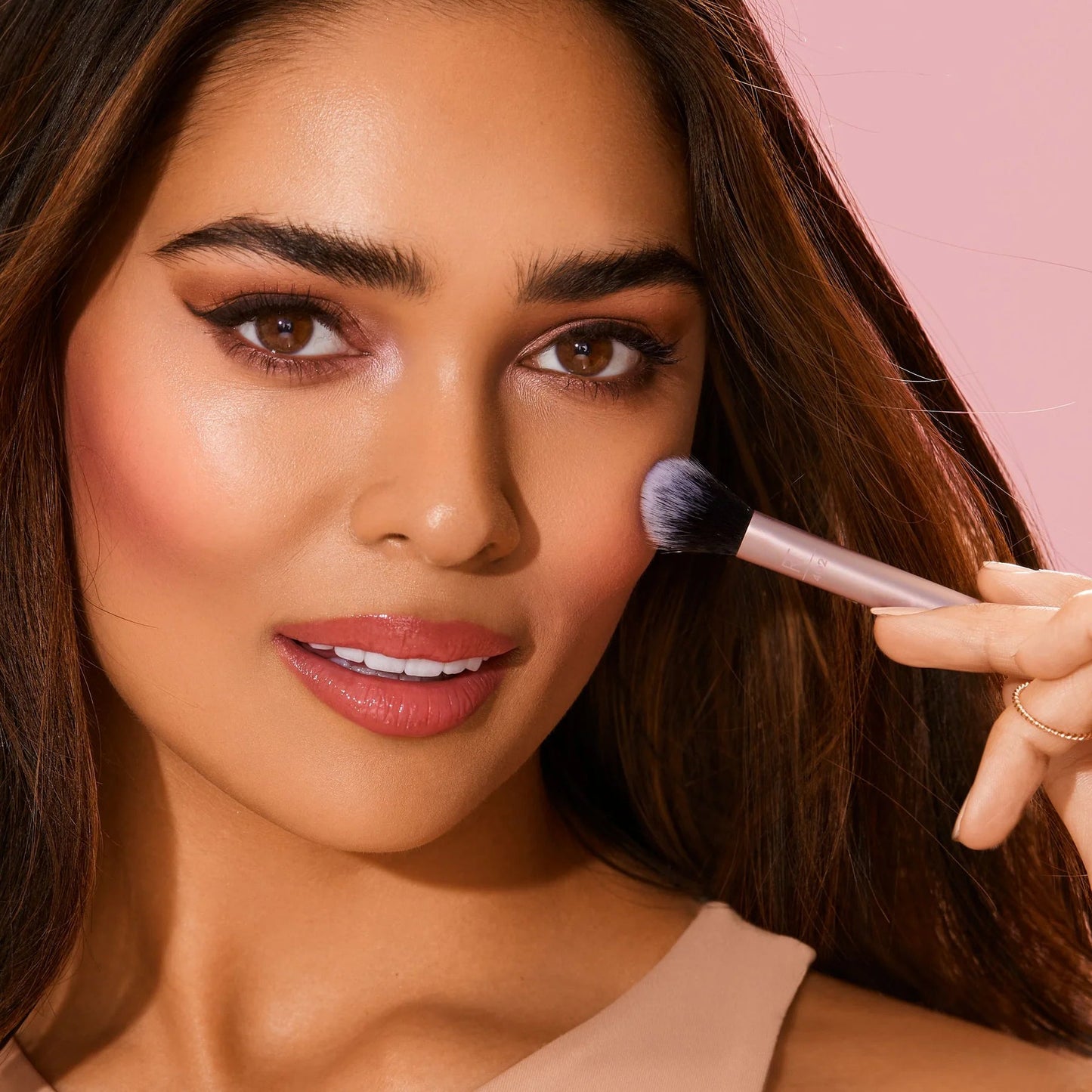 Real Techniques RT 402 Setting Brush – Precision Powder & Highlight Brush - Lotshop.pk