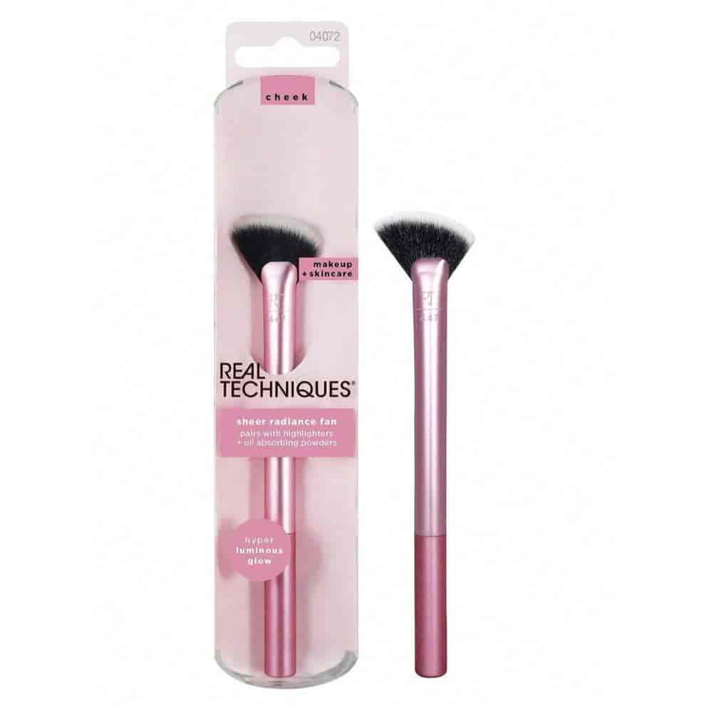 Real Techniques RT 447 soft pink fan brush for highlighter and oil-absorbing powder affordable price online in Pakistan	