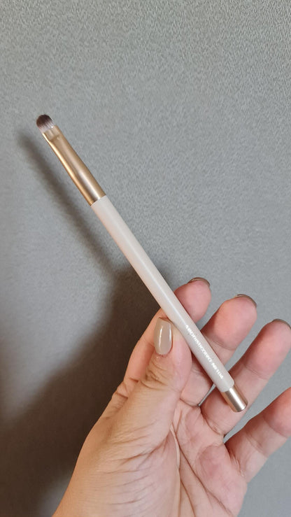Sophisticated №104 Eye Smudge Brush – Precision Smudging and Perfect Eye Detailing | Lotshop.pk - Lotshop.pk